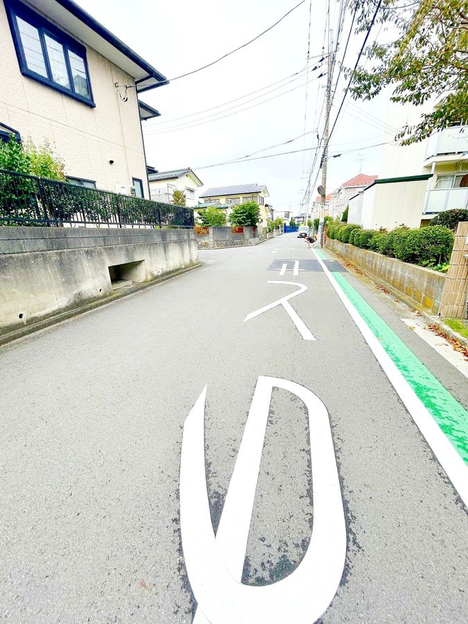 港南区日限山1丁目 戸建 前面道路含む外観 前面道路含む外観