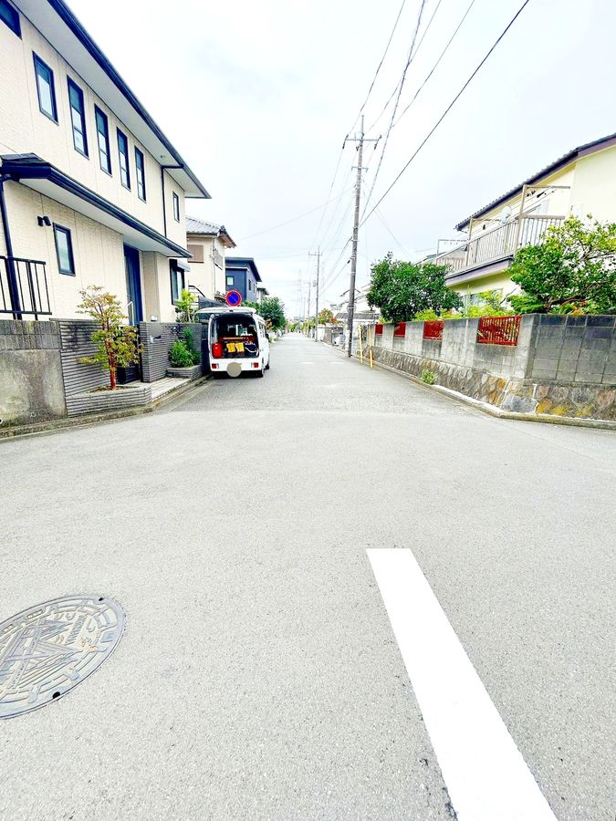 港南区日限山1丁目 戸建 前面道路含む外観 前面道路含む外観