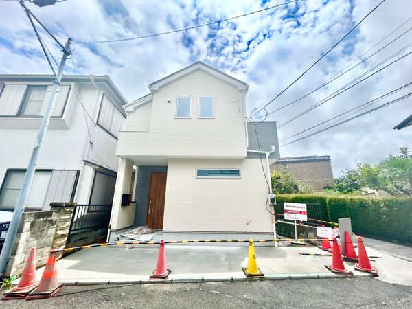 戸塚区深谷町 新築戸建 前面道路含む外観 戸塚区深谷町 新築戸建 前面道路含む外観