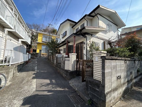 戸塚区上倉田町 戸建 前面道路含む外観 戸塚区上倉田町 戸建 前面道路含む外観