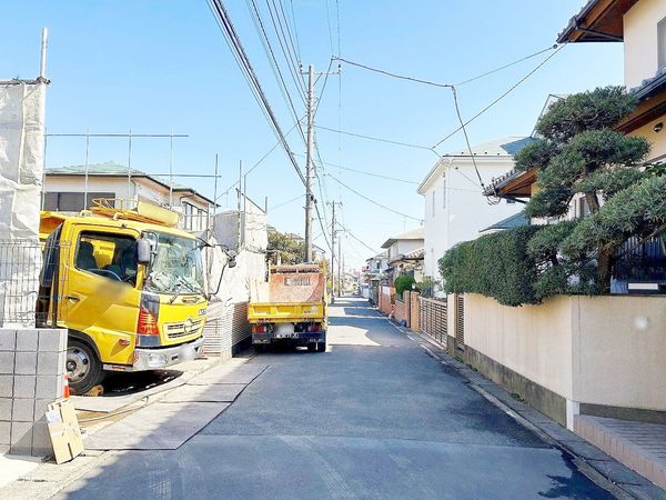 港南区日限山4丁目 新築戸建 1号棟 前面道路含む外観 港南区日限山4丁目 新築戸建 1号棟 前面道路含む外観