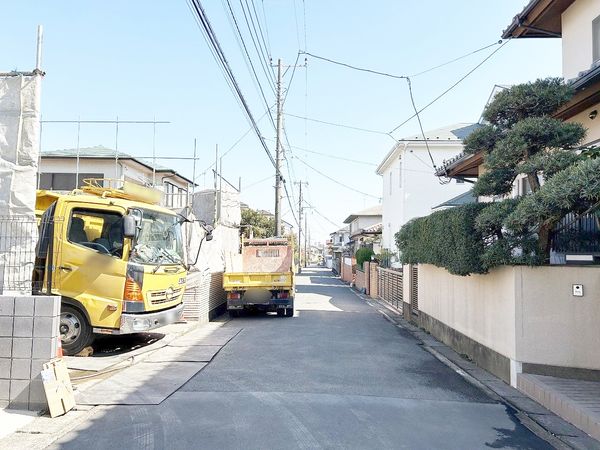 港南区日限山4丁目 新築戸建 2号棟 前面道路含む外観 港南区日限山4丁目 新築戸建 2号棟 前面道路含む外観