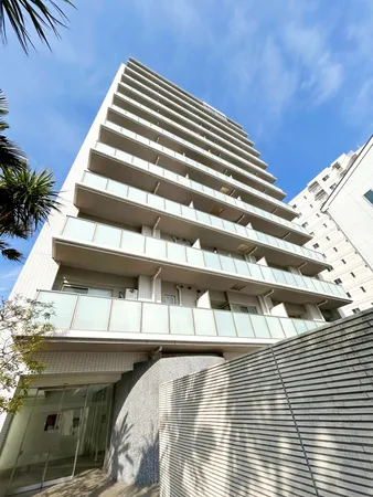 【グレーシア湘南江ノ島】RC造地上12階地下1階建マンション。小田急江ノ島線「片瀬江ノ島」駅まで徒歩4分。徒歩5分圏内で、3沿線3駅が利用可能な便利な立地です。