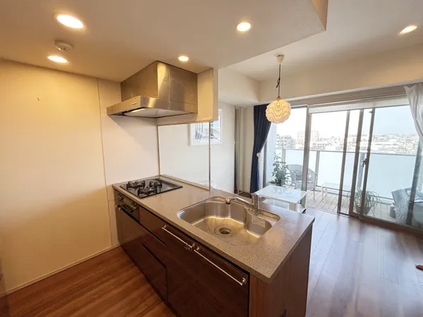 【LDK/約12.7帖】開放感のあるキッチンのため、リビングで過ごすご家族と会話が弾みます。複数品を同時に調理できる3口ガスコンロ付き。効率的な調理で、家事の時短に繋がります。