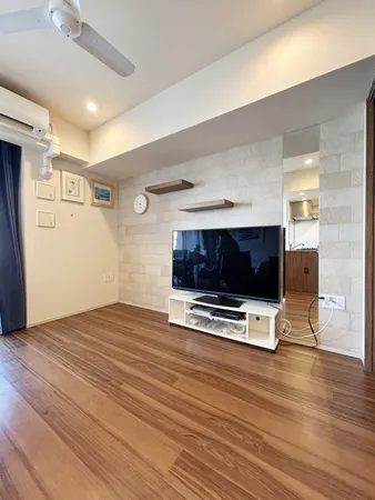 【LDK/約12.7帖】落ち着いた色味でまとめられた、大人な雰囲気のLDK。足元から暖かい床暖房付きです。ペット飼育可能です(規約有)。