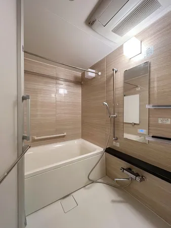 【浴室】浴室乾燥機が設置されており、雨の日や夜間の洗濯、カビ対策にも役立ちます。スライド式シャワーなので、自由に高さ調節が可能です。