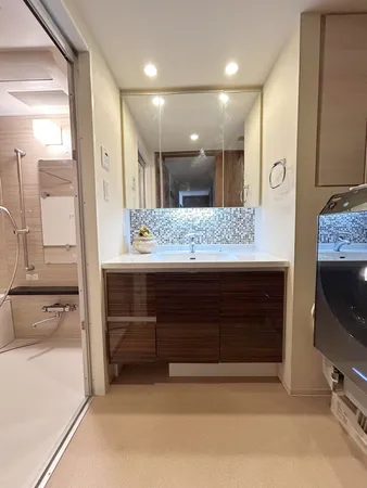 【洗面室】モザイクタイルが施された個性が光る洗面室。鏡裏・洗面ボウル下・リネン庫など、豊富な収納スペースがあります。