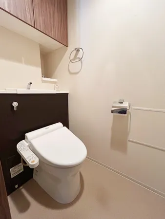 【トイレ】トイレには手洗いカウンターが設けられています。使用後すぐに手が洗え衛生的です。背面の吊戸棚にトイレットペーパーや掃除用品などを収納できます。