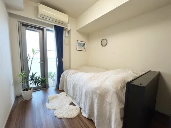 【洋室/約6.1帖】バルコニーへ出入り可能です。WICが備わっており、衣類・バッグなどをたっぷり収納していただけます。