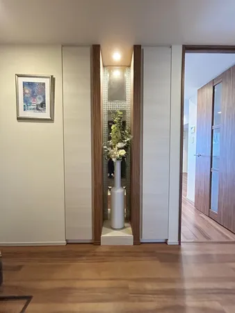 【玄関ホール】玄関ホールには季節のデコレーションに活用していただけるニッチがございます。