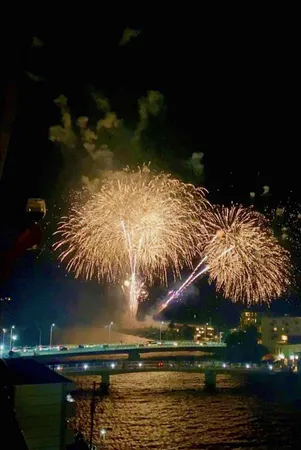 【バルコニーからの眺望】冷房の効いた涼しいお部屋から大迫力の花火をご覧いただけます(季節・天候による)。