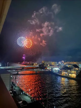 【バルコニーからの眺望】人混みや渋滞を気にすることなく、ご自宅から江ノ島花火大会を楽しむことができます(季節・天候による)。