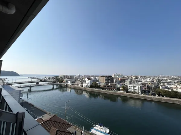 【バルコニーからの眺望(南西側)】バルコニーより相模湾や江ノ島の一部を望めます(天候による)。片瀬東浜海水浴場まで徒歩4分(約270m)です。