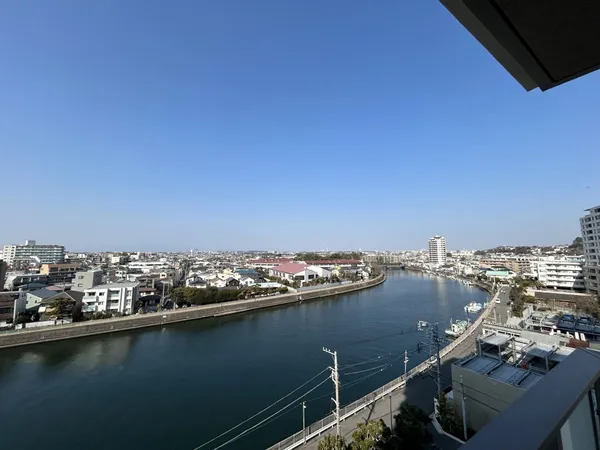 【バルコニーからの眺望(北西側)】すぐそばに高い建物がないので、圧迫感がなく、開放的な気分を味わえます。