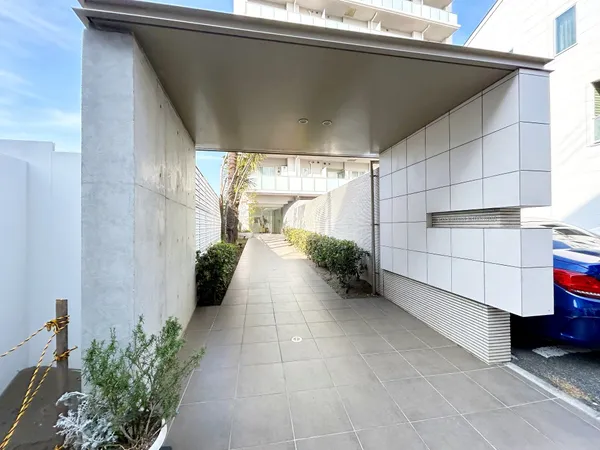 【エントランス】マンションのエントランスを彩る植栽。住民の皆様に四季の移ろいを感じさせ、癒しのひと時を演出します。