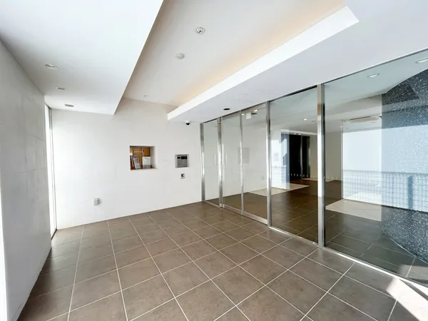 【エントランス】オートロック付きのマンションです。防犯面に配慮されています。共用部に宅配ボックスが設けられているため、在宅・不在に関わらず、荷物の受け取りが可能です。