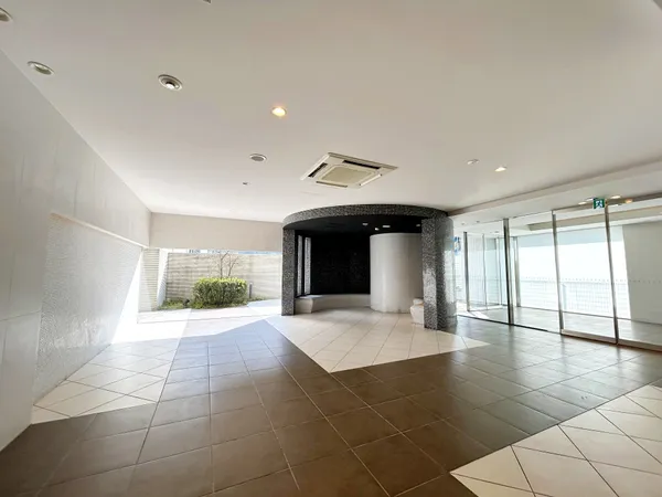 【エントランスロビー】ゲストを招きたくなる、開放的で広々としたロビー。窓からの採光も確保されているため、明るく過ごしやすい空間です。