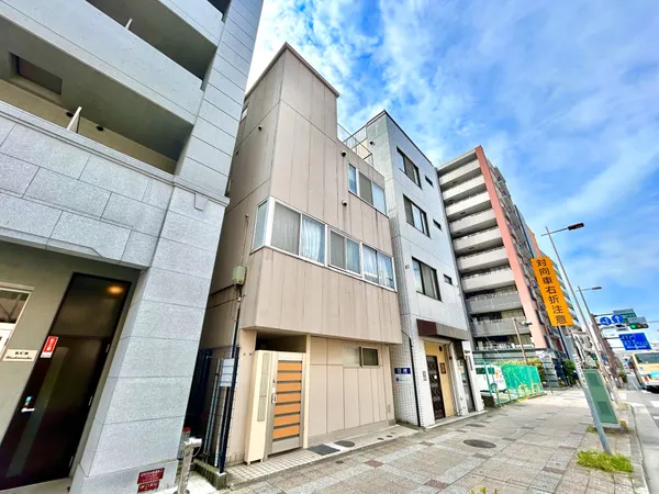 鉄骨造3階建て一棟ビルの物件です