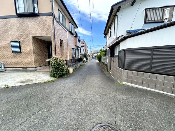 平塚市黒部丘 古家付土地 前面道路含む外観 平塚市黒部丘 古家付土地 前面道路含む外観