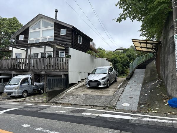 鎌倉市鎌倉山3丁目 古家付土地 前面道路含む外観 鎌倉市鎌倉山3丁目 古家付土地 前面道路含む外観