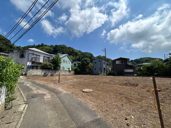 鎌倉市十二所 売地 前面道路含む外観