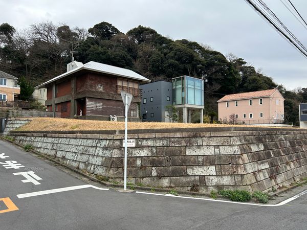 鎌倉市七里ガ浜東3丁目 古家付き土地 前面道路含む外観