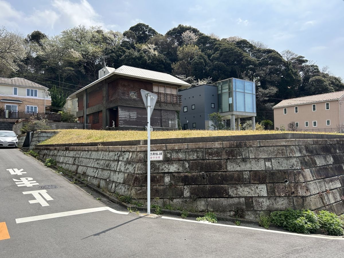 鎌倉市七里ガ浜東3丁目 古家付き土地 前面道路含む外観 前面道路含む外観