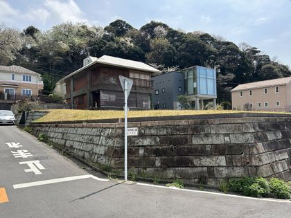 鎌倉市七里ガ浜東3丁目 古家付き土地 前面道路含む外観