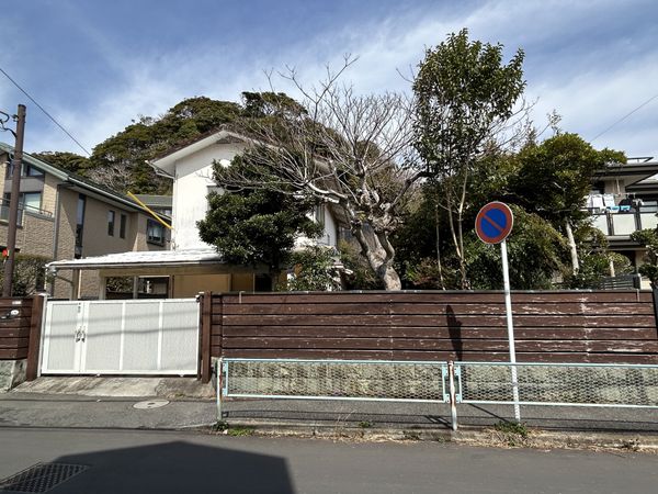 鎌倉市佐助1丁目 古家付き土地 前面道路含む外観 鎌倉市佐助1丁目 古家付き土地 前面道路含む外観
