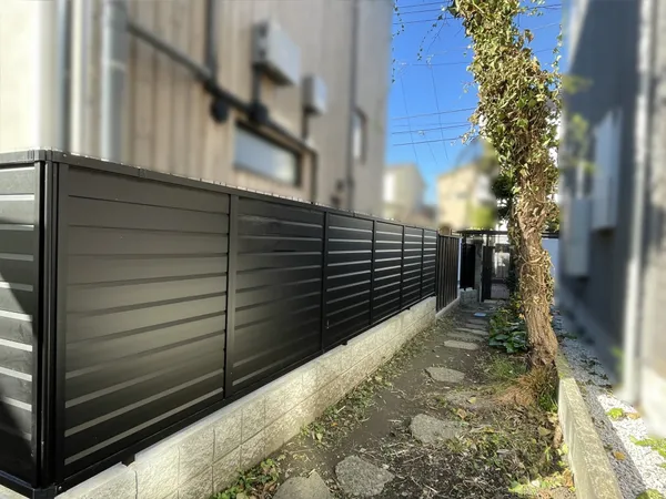 北西側道路への路地状部分（敷地内より）
