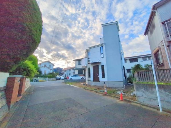 鎌倉市七里ガ浜2丁目 新築戸建 前面道路含む外観 鎌倉市七里ガ浜2丁目 新築戸建 前面道路含む外観