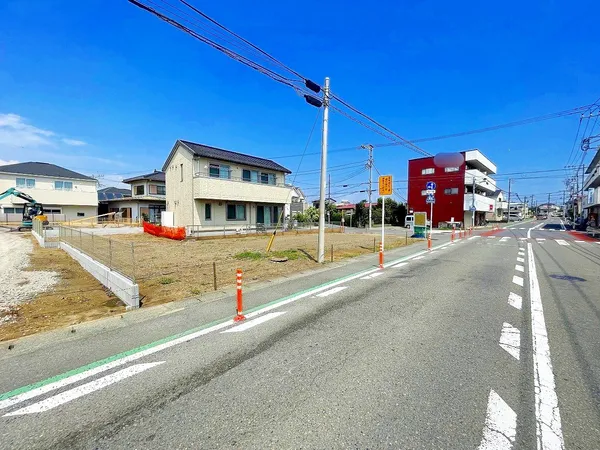 前面道路含む外観