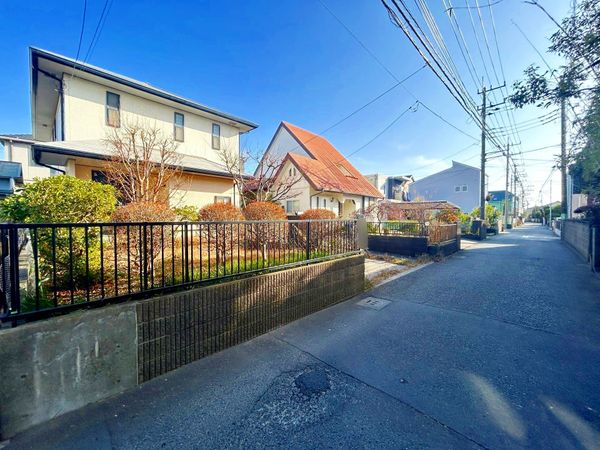 茅ヶ崎市ひばりが丘 戸建 前面道路含む外観