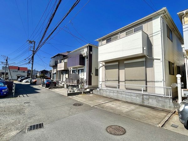 茅ヶ崎市菱沼1丁目 戸建 前面道路含む外観