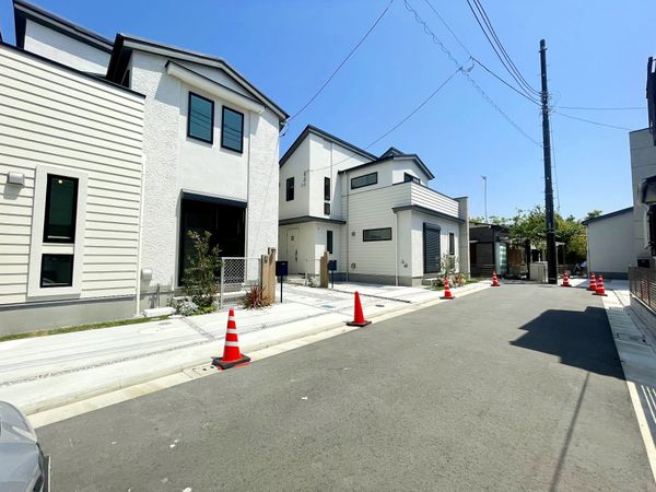 茅ヶ崎市旭が丘 戸建 2号棟 前面道路含む外観 茅ヶ崎市旭が丘 戸建 2号棟 前面道路含む外観