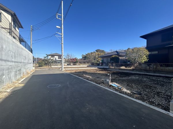茅ヶ崎市高田1丁目 新築戸建 2号棟 前面道路含む外観 茅ヶ崎市高田1丁目 新築戸建 2号棟 前面道路含む外観