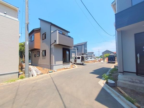 前面道路含む外観