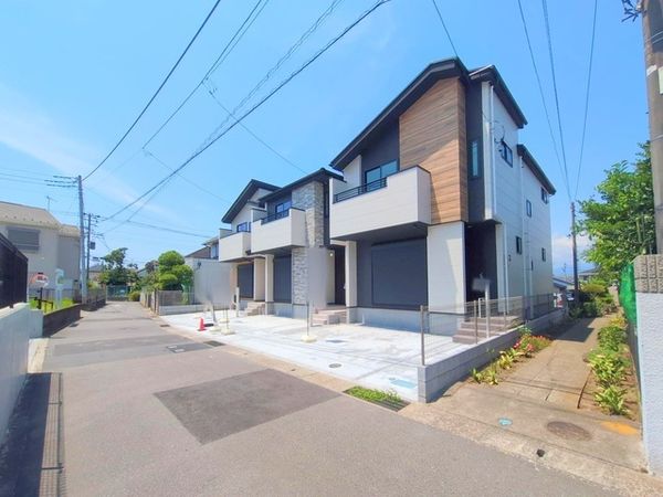 寒川町岡田5丁目 新築戸建2号棟 前面道路含む外観 寒川町岡田5丁目 新築戸建2号棟 前面道路含む外観