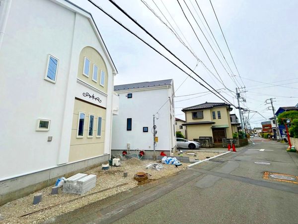 前面道路含む外観