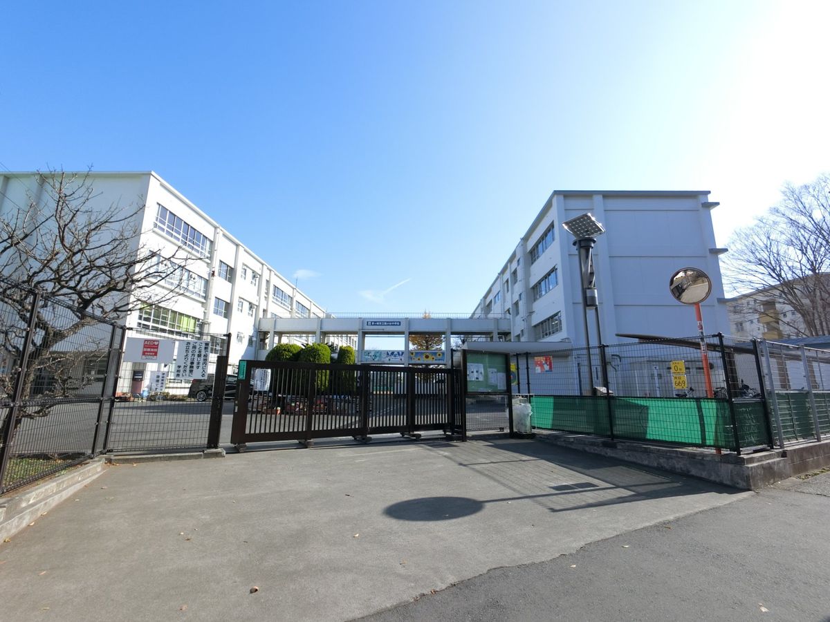 鶴が台中学校（約500ｍ）