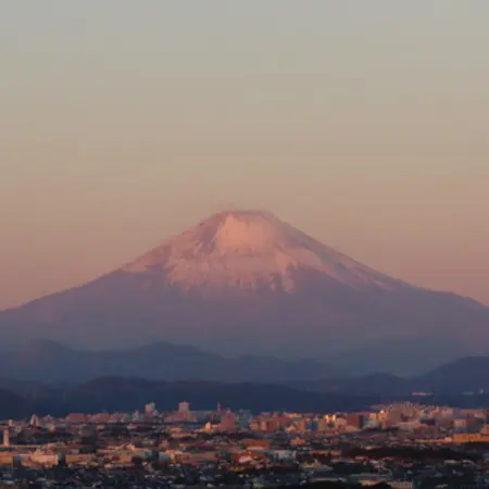 崖地上から撮影した夕焼け時の富士山の写真