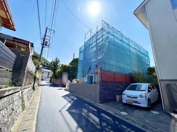 鎌倉市今泉台5丁目 新築戸建 前面道路含む外観 鎌倉市今泉台5丁目 新築戸建 前面道路含む外観