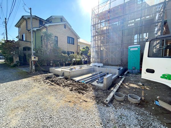 鎌倉市大船4丁目 新築戸建4号棟 前面道路含む外観 前面道路含む外観