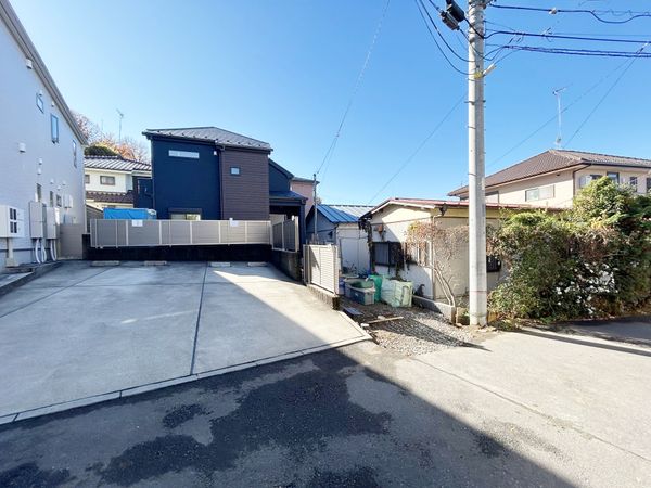 横浜市栄区飯島町 新築戸建 前面道路含む外観 横浜市栄区飯島町 新築戸建 前面道路含む外観