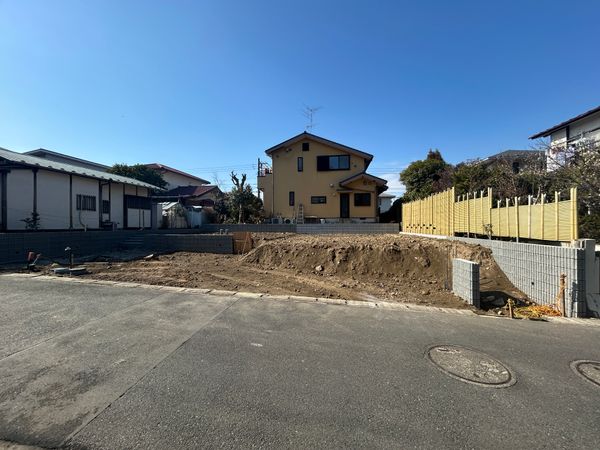 鎌倉市今泉台4丁目 新築戸建 前面道路含む外観 鎌倉市今泉台4丁目 新築戸建 前面道路含む外観