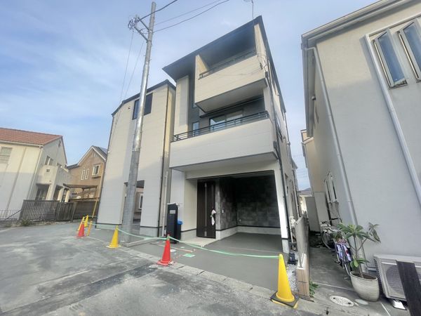 鎌倉市岡本新築戸建 2号棟 前面道路含む外観