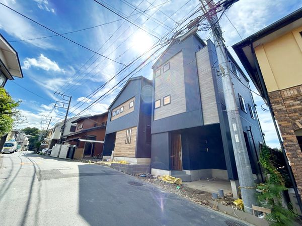 鎌倉市台4丁目 新築戸建2号棟 前面道路含む外観 鎌倉市台4丁目 新築戸建2号棟 前面道路含む外観