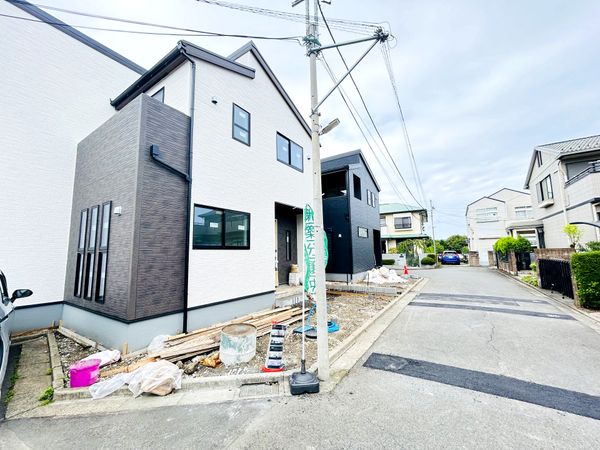 鎌倉市手広4丁目 新築戸建1号棟 前面道路含む外観 鎌倉市手広4丁目 新築戸建1号棟 前面道路含む外観