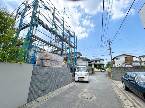 鎌倉市今泉台7丁目 新築戸建 前面道路含む外観 鎌倉市今泉台7丁目 新築戸建 前面道路含む外観