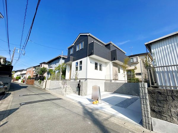 鎌倉市今泉台7丁目 新築戸建 前面道路含む外観 鎌倉市今泉台7丁目 新築戸建 前面道路含む外観